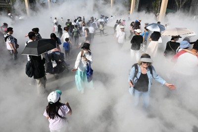 大阪・関西万博の「いのちパーク」で噴き出すミスト＝大阪市此花区で2025年4月21日、大西岳彦撮影