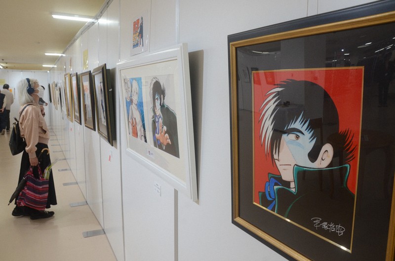 手塚治虫版画展、佐賀市で始まる 漫画のコマ、色鮮やかな作品に
