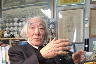 日米の野球交流史について語るノンフィクション作家の佐山和夫さん＝和歌山県田辺市で2025年2月14日午前11時37分、田原和宏撮影