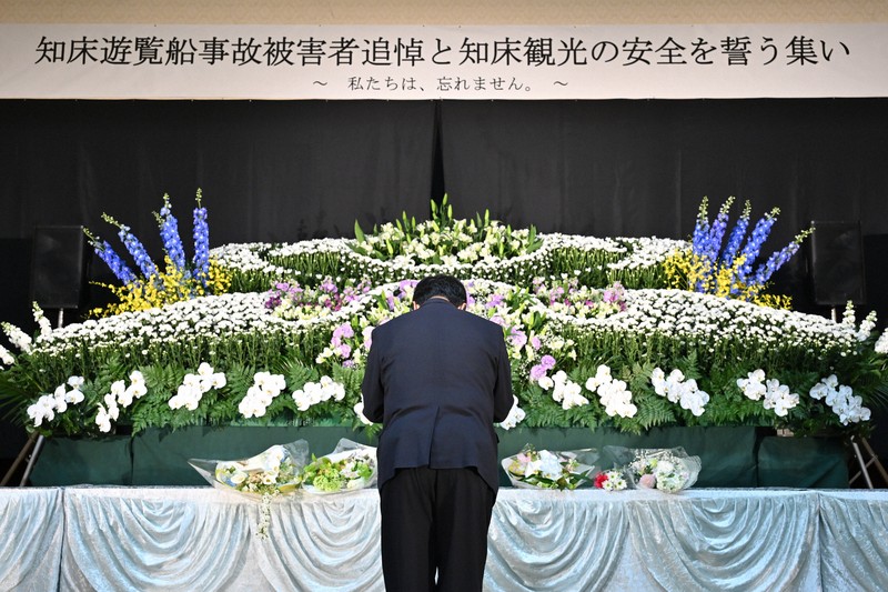 知床観光船沈没事故から3年となり追悼式会場に献花する杉浦登市さん＝北海道斜里町で2025年4月23日午前10時8分、宮間俊樹撮影