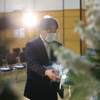 知床観光船沈没事故から3年となり追悼式会場に献花する杉浦登市さん＝北海道斜里町で2025年4月23日午前10時5分、宮間俊樹撮影