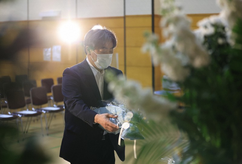 知床観光船沈没事故から3年となり追悼式会場に献花する杉浦登市さん＝北海道斜里町で2025年4月23日午前10時5分、宮間俊樹撮影