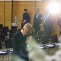 知床観光船沈没事故から3年となり追悼式会場に献花して手を合わせる桜井憲二さん＝北海道斜里町で2025年4月23日午前10時57分、宮間俊樹撮影