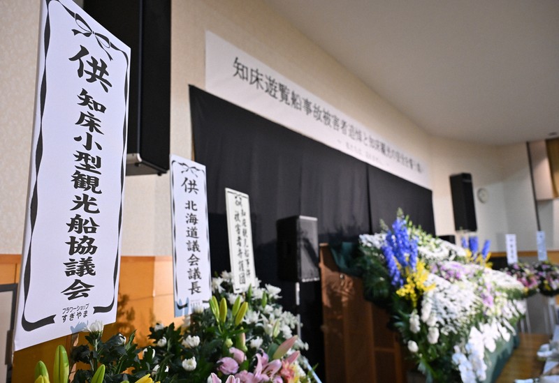 知床観光船沈没事故から3年。追悼式会場には、昨年はあった運航会社の桂田精一社長からの供花は見当たらなかった＝北海道斜里町で2025年4月23日午前10時44分、宮間俊樹撮影