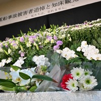 知床観光船沈没事故から3年となり追悼式会場に供えられた花束＝北海道斜里町で2025年4月23日午前9時54分、宮間俊樹撮影