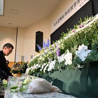 知床観光船沈没事故から3年となり追悼式会場に献花する男性＝北海道斜里町で2025年4月23日午前10時29分、宮間俊樹撮影