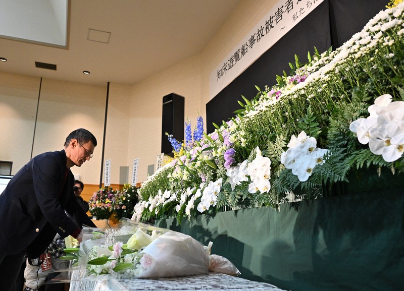 知床観光船沈没事故から3年となり追悼式会場に献花する男性＝北海道斜里町で2025年4月23日午前10時29分、宮間俊樹撮影