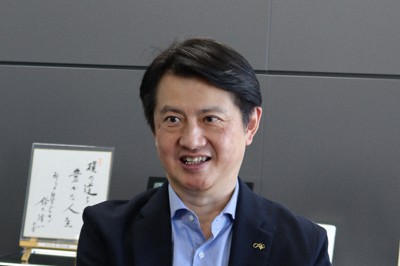 上海では名物のヤギやザリガニも食べたと話すダスキンの上野進一郎取締役＝東京都新宿区で2025年1月22日午前10時14分、山越峰一郎撮影