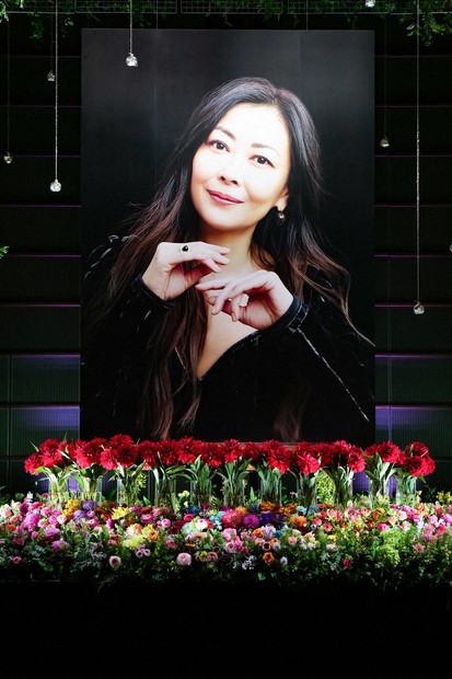 中山美穂さん「お別れの会」 祭壇に真っ赤なダリア55本 歴代衣装