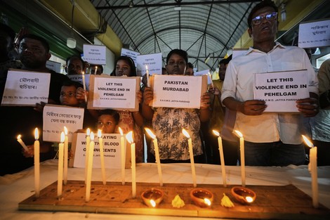 観光客が殺害されたテロ事件に抗議する人たち＝インド東部で2025年4月23日、AP