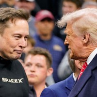 トランプ米大統領（右）と話すイーロン・マスク氏＝2025年3月22日、ロイター