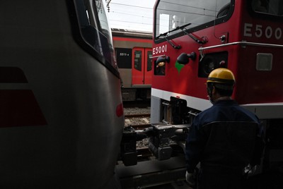 作業用の明かりをつけて連結作業をするE5000形（右）。左は12－000形＝東京都大田区で2025年2月3日、渡部直樹撮影