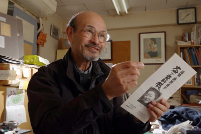 栗原貞子さんの作品について語る池田正彦さん＝広島市で2025年4月7日、佐藤賢二郎撮影
