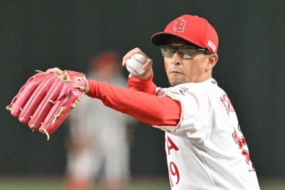 40歳で臨んだ第95回大会の1回戦で好投する豊田市・トヨタ自動車の佐竹功年投手。2016年の第87回大会はチームの初優勝に貢献し、橋戸賞に選ばれた＝東京ドームで2024年7月19日、三浦研吾撮影