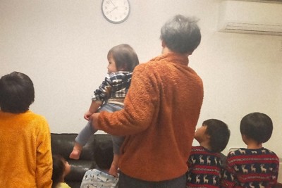 長男から六男までの子供たちと写真に納まる山本さん＝本人提供