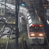 大江戸線の電車をけん引して馬込車両検修場を出発するE5000形＝東京都大田区で2025年2月3日、渡部直樹撮影