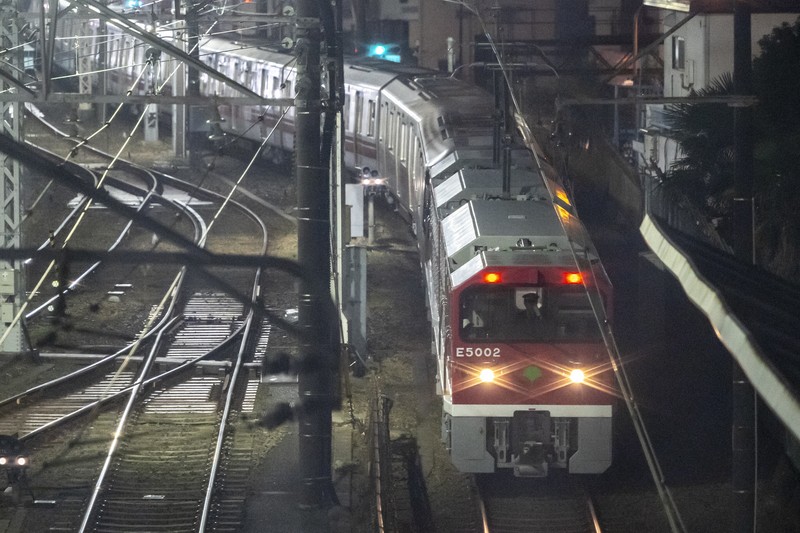 大江戸線の電車をけん引して馬込車両検修場を出発するE5000形＝東京都大田区で2025年2月3日、渡部直樹撮影