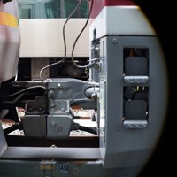 大江戸線の12－000形（左）と連結されたE5000形＝東京都大田区で2025年2月3日、渡部直樹撮影