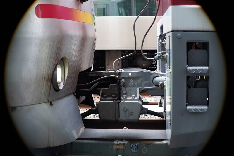 大江戸線の12－000形（左）と連結されたE5000形＝東京都大田区で2025年2月3日、渡部直樹撮影