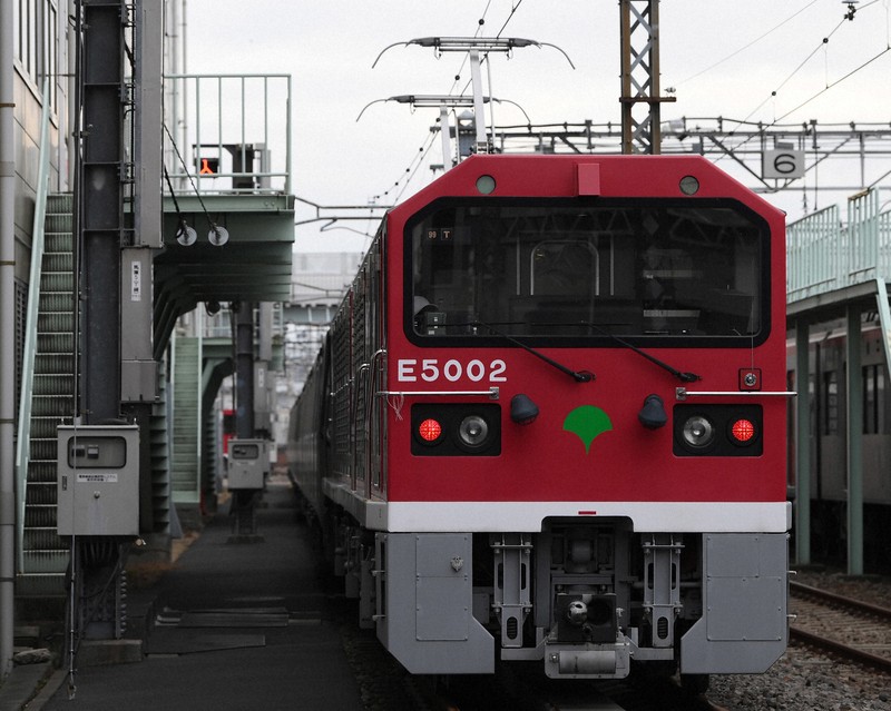 東京都交通局の電気機関車「E5000形」＝東京都大田区で2025年2月3日、渡部直樹撮影