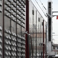 馬込車両検修場内には大江戸線と浅草線、それぞれに合わせて架線の高さを変えられる架線柱（奥）が設けられている＝東京都大田区で2025年2月3日、渡部直樹撮影