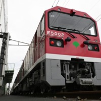 東京都交通局の電気機関車「E5000形」＝東京都大田区で2025年2月3日、渡部直樹撮影