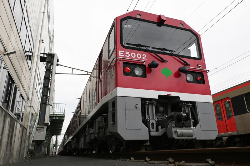東京都交通局の電気機関車「E5000形」＝東京都大田区で2025年2月3日、渡部直樹撮影