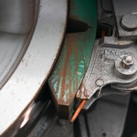 E5000形に取り付けられた制輪子＝東京都大田区で2025年2月3日、渡部直樹撮影