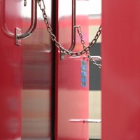 E5000形の連結部に設けられた通路＝東京都大田区で2025年2月3日、渡部直樹撮影