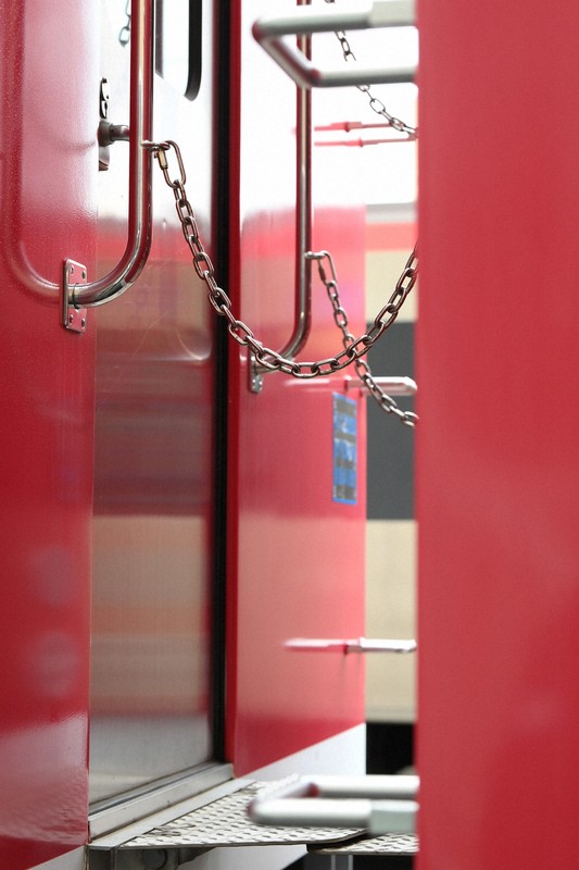 E5000形の連結部に設けられた通路＝東京都大田区で2025年2月3日、渡部直樹撮影