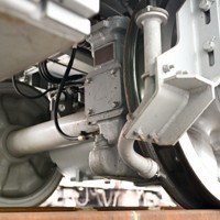 E5000形の床下＝東京都大田区で2025年2月3日、渡部直樹撮影