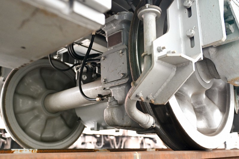 E5000形の床下＝東京都大田区で2025年2月3日、渡部直樹撮影