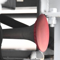 E5000形の床下に付けられたホーン＝東京都大田区で2025年2月3日、渡部直樹撮影