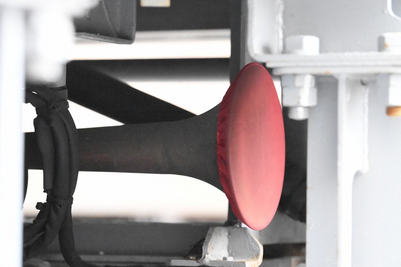 E5000形の床下に付けられたホーン＝東京都大田区で2025年2月3日、渡部直樹撮影