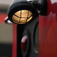 E5000形に付けられた連結作業に使う照明＝東京都大田区で2025年2月3日、渡部直樹撮影