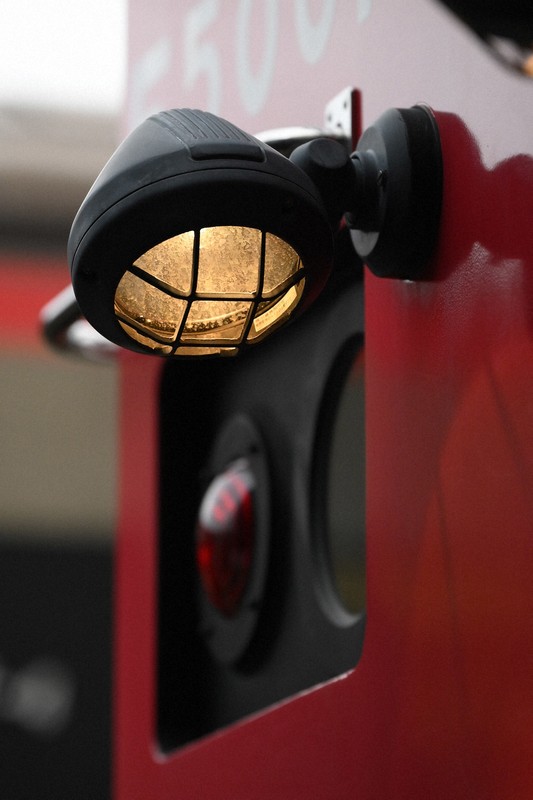 E5000形に付けられた連結作業に使う照明＝東京都大田区で2025年2月3日、渡部直樹撮影