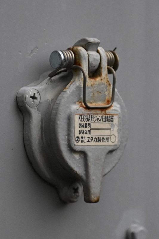 E5000形の車端部に取り付けられたジャンパ連結器＝東京都大田区で2025年2月3日、渡部直樹撮影