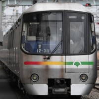 大江戸線の12－000形＝東京都大田区で2025年2月3日、渡部直樹撮影