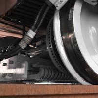 大江戸線の12－000形の床下。中央に見えるのがリニアモーター＝東京都大田区で2025年2月3日、渡部直樹撮影