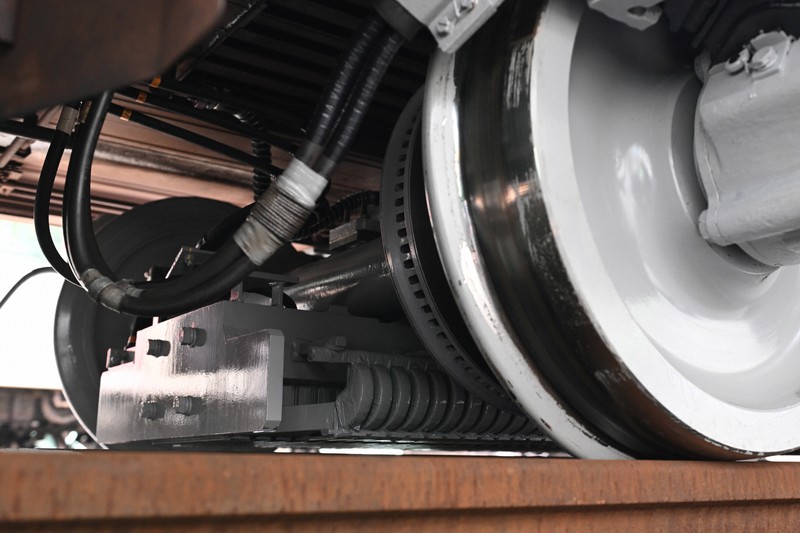 大江戸線の12－000形の床下。中央に見えるのがリニアモーター＝東京都大田区で2025年2月3日、渡部直樹撮影