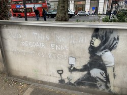 公園の壁に描かれたバンクシーのものといわれるグラフィティ＝ロンドンで2025年4月13日、福永方人撮影