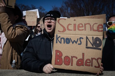 科学関連の予算・人員削減への抗議デモに参加する人々＝米首都ワシントンで2025年3月7日、ロイター