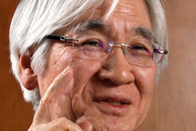 「放射線影響研究所」（放影研）の役割などについて話す同研究所の神谷研二理事長＝広島市南区で2025年4月3日、佐藤賢二郎撮影