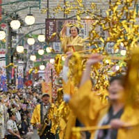 「ゴールデン・マツケン祭（サンバ）」で金色の衣装に身を包み、マツケンサンバⅡの曲に合わせて踊る松平健さん（中央上）＝埼玉県所沢市の西武園ゆうえんちで2025年4月26日、手塚耕一郎撮影
