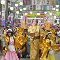 「ゴールデン・マツケン祭（サンバ）」で金色の衣装に身を包み、マツケンサンバⅡの曲に合わせて踊る松平健さん（中央）＝埼玉県所沢市の西武園ゆうえんちで2025年4月26日、手塚耕一郎撮影
