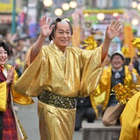 「ゴールデン・マツケン祭（サンバ）」で大歓声の中、金色の衣装に身を包んで登場した松平健さん（中央）＝埼玉県所沢市の西武園ゆうえんちで2025年4月26日、手塚耕一郎撮影