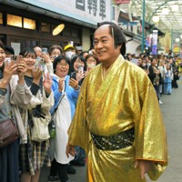 「ゴールデン・マツケン祭（サンバ）」を終え、観客に見送られる松平健さん＝埼玉県所沢市の西武園ゆうえんちで2025年4月26日、手塚耕一郎撮影