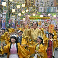 「ゴールデン・マツケン祭（サンバ）」で金色の衣装に身を包み、マツケンサンバⅡの曲に合わせて踊る松平健さん（中央）＝埼玉県所沢市の西武園ゆうえんちで2025年4月26日、手塚耕一郎撮影
