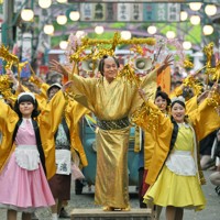 「ゴールデン・マツケン祭（サンバ）」で金色の衣装に身を包み、マツケンサンバⅡの曲に合わせて踊る松平健さん（中央）＝埼玉県所沢市の西武園ゆうえんちで2025年4月26日、手塚耕一郎撮影
