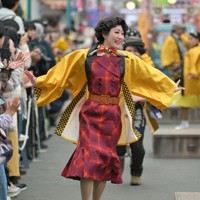 昭和レトロがテーマの「夕日の丘商店街」で東京ブギウギの曲に乗り、歌って踊って観客を盛り上げるキャストたち＝埼玉県所沢市の西武園ゆうえんちで2025年4月26日、手塚耕一郎撮影